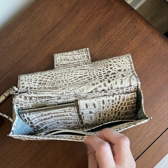 Calvin Klein Cream Wallet with Crocodile Texture - Picture 6 of 11